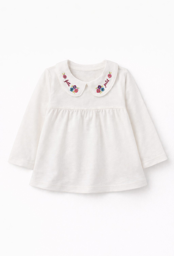 Biała bluzka dziewczęca z haftowanym kołnierzykiem.