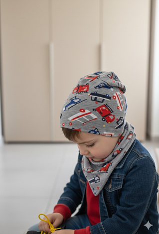 Cienka czapka dla chłopca z printem w samochody