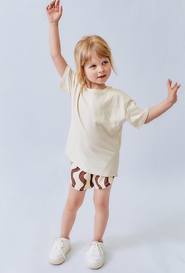 Szorty dziewczęce w brązowe fale