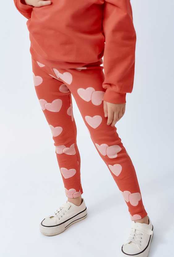 Legginsy w różowe serduszka