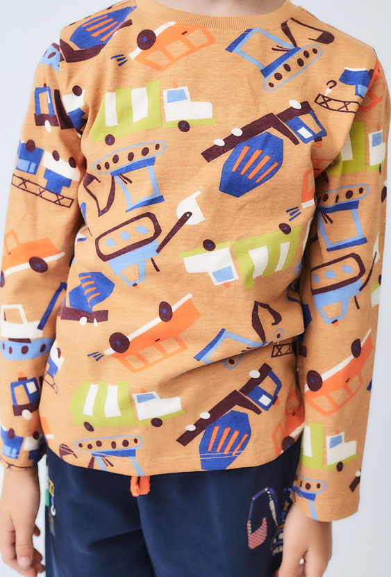 Brązowa bluzka chłopięca z długim rękawem i nadrukiem pojazdów.