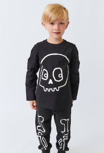 Czarna bluzka chłopięca z nadrukiem czaszki.