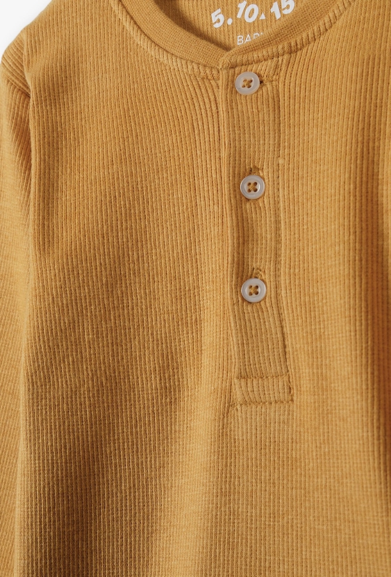 Brązowe body niemowlęce z prążkowanej dzianiny z długim rękawem