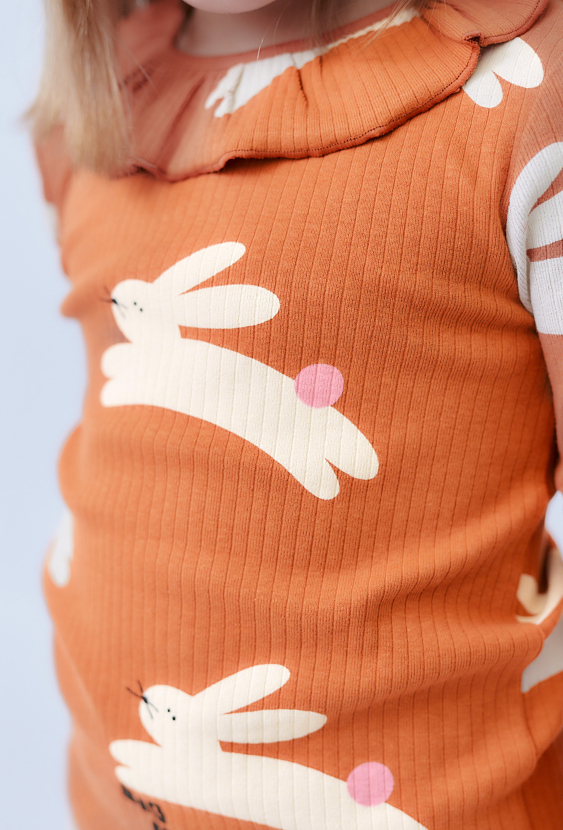 Brązowa bluzka dziewczeca z nadrukiem króliczków