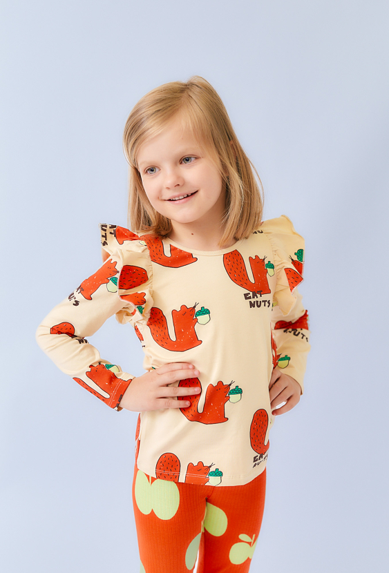 Beżowa bluzka z nadrukiem wiewiórek i falbankami