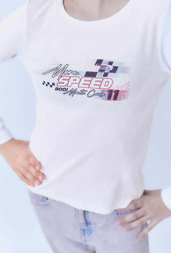 Biała dziewczęca bluzka z nadrukiem i długim rękawem