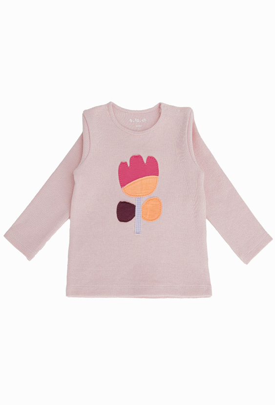 Różowa bluzka dziewczęca z długim rękawem i naszywką.