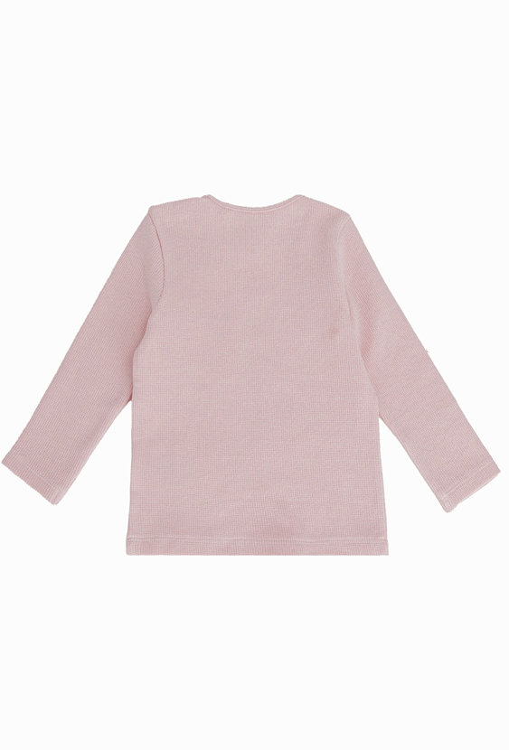 Różowa bluzka dziewczęca z długim rękawem i naszywką.