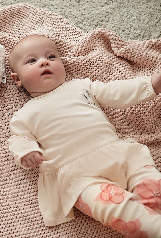 Beżowa bluzka niemowlęca z baskinką