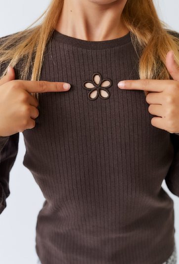 Brązowa bluzka dziewczęca z ozdobnym wycięciem na długi rękaw.