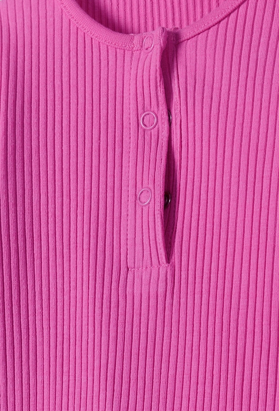 Różowe body niemowlęce z dzianiny prążkowanej