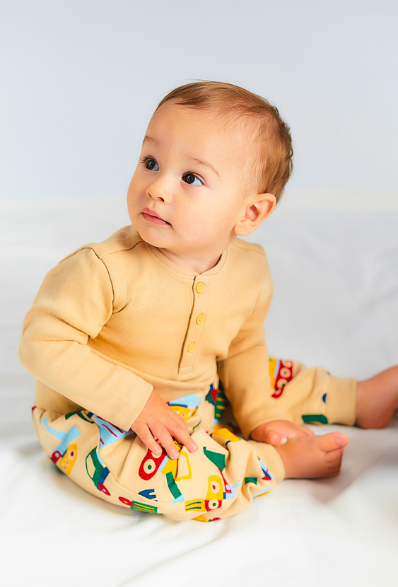 Spodnie dresowe dla niemowlaka - beżowe w samochody - 5.10.15.