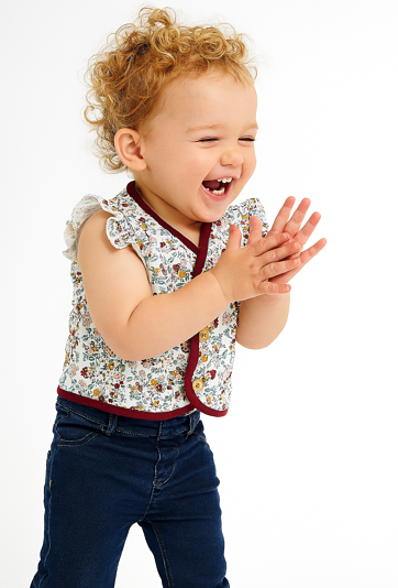 Kamizelka niemowlęca z falbankami – kwiatowy wzór.