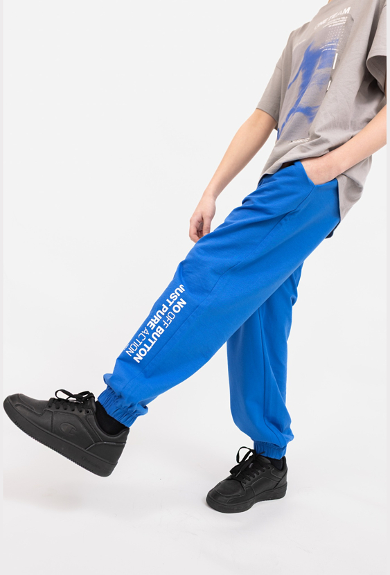 Spodnie dresowe chłopięce regular z nadrukiem na nogawce