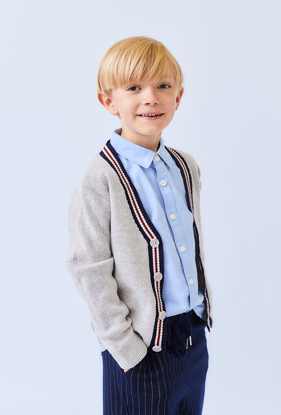 Szary kardigan chłopięcy na guziki – klasyczny fason.