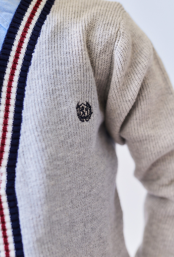 Szary kardigan chłopięcy na guziki – klasyczny fason.