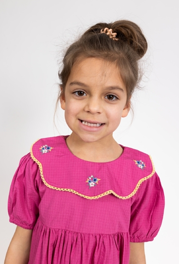 Sukienka z kołnierzykiem i haftem