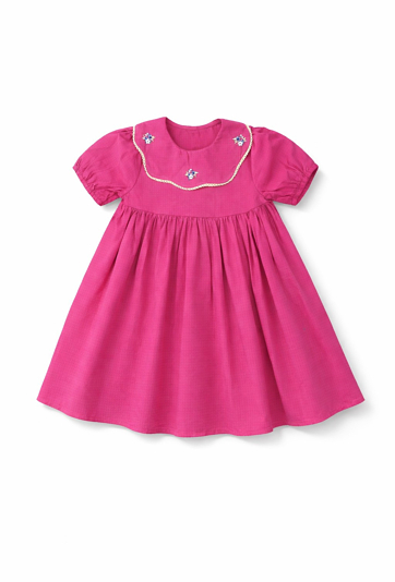 Sukienka z kołnierzykiem i haftem