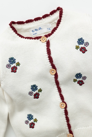 Ecru kardigan niemowlęcy z haftami i ozdobnym wykończeniem