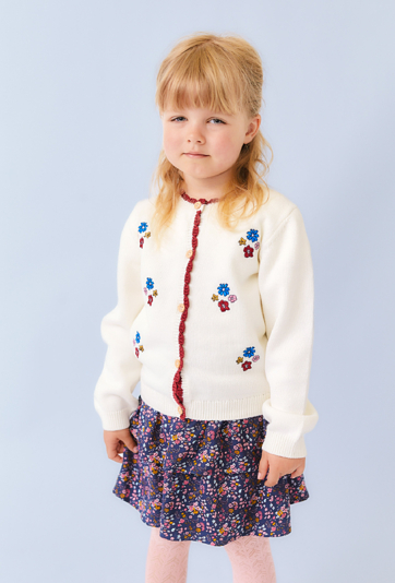 Dziewczęcy sweter ecru z kwiatowymi haftami.