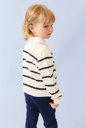 Ecru sweter dziewczęcy w paski z guzikami.