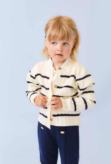 Ecru sweter dziewczęcy w paski z guzikami.