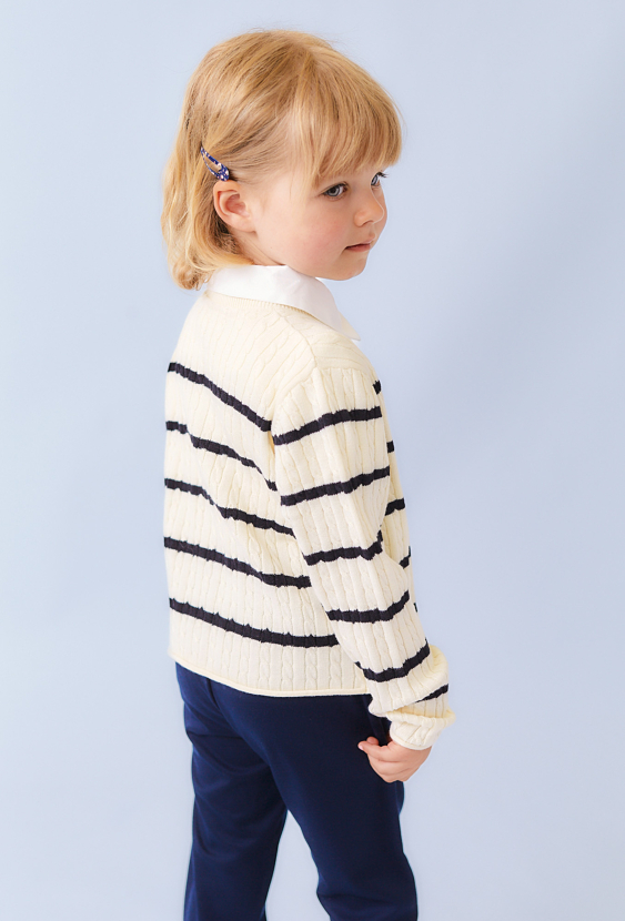 Ecru sweter dziewczęcy w paski z guzikami.