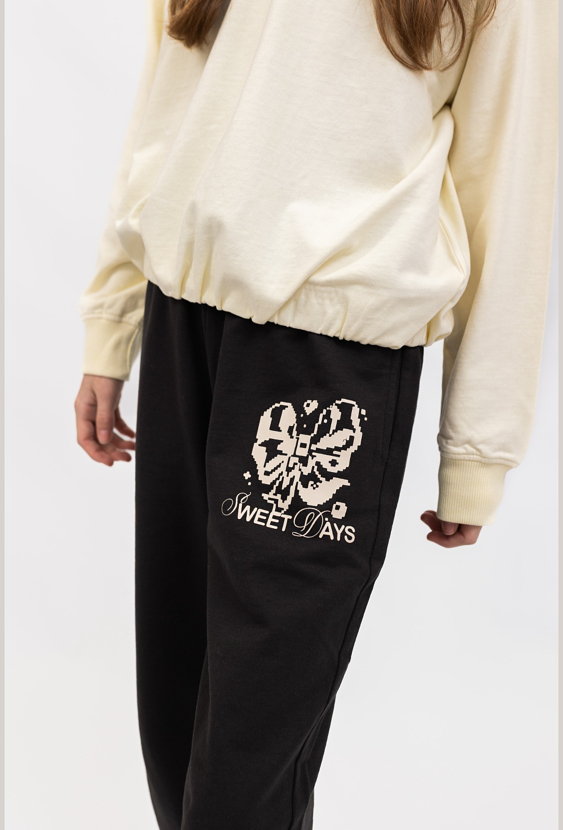 Spodnie dresowe dziewczęce comfort fit „Sweet Days” z motylem