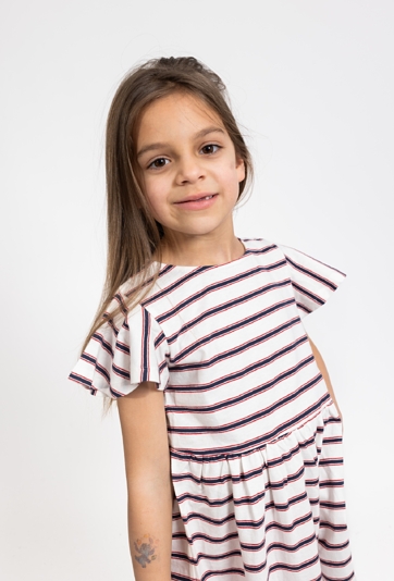 Dziewczęca sukienka w paski z krótkim rękawem