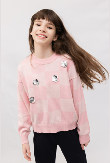 Sweter dziewczęcy w szachownicę z cekinowymi aplikacjami