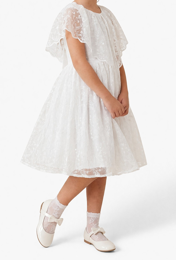 Sukienka wizytowa z koronki – fason z ozdobnymi falbanami