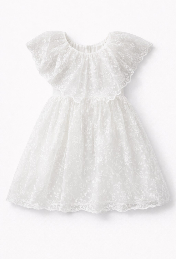 Sukienka wizytowa z koronki – fason z ozdobnymi falbanami