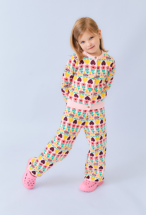 Różowy kardigan dziewczęcy z żakardowym wzorem.