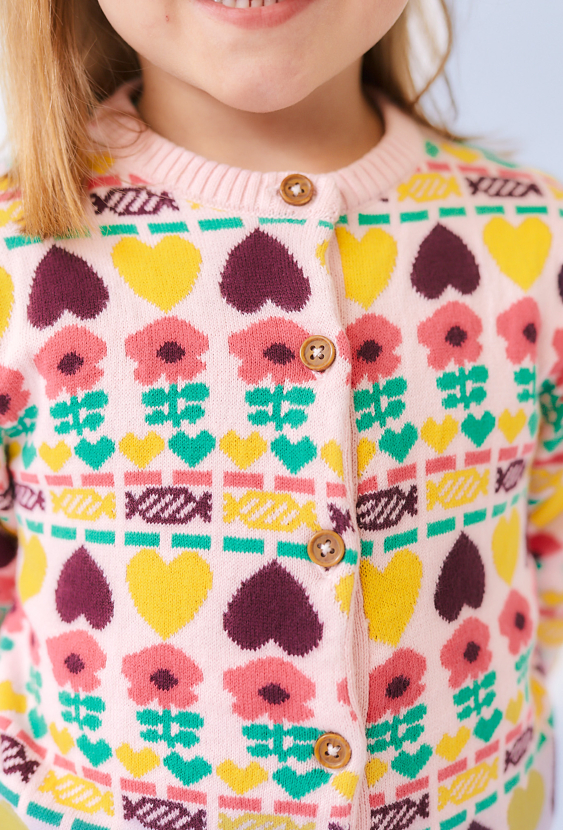 Różowy kardigan dziewczęcy z żakardowym wzorem.