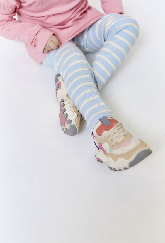 Prążkowane legginsy w paski dla dziewczynki