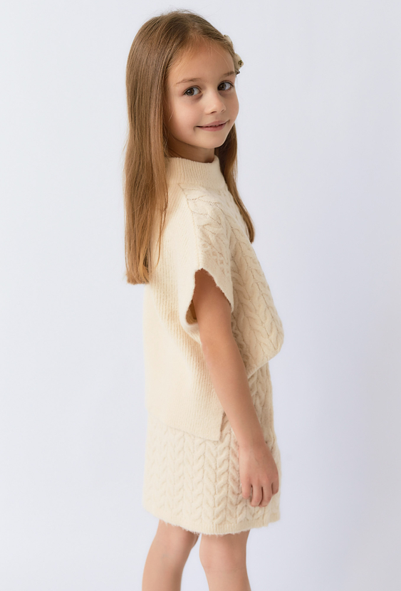 Dziewczęcy sweter w warkoczowy splot z golfem w kolorze ecru