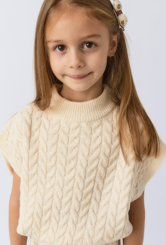 Dziewczęcy sweter w warkoczowy splot z golfem w kolorze ecru
