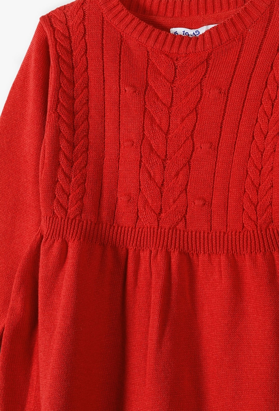 Dzianinowa sukienka w odcieniu głębokiej czerwieni