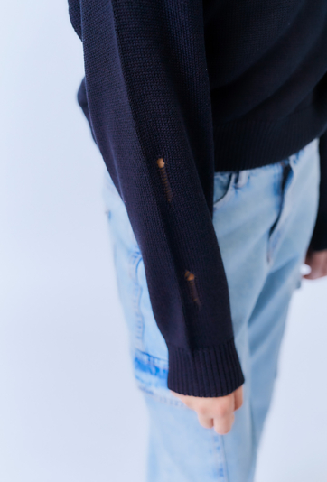 Czarny sweter dziewczęcy z dziurami – streetwear look