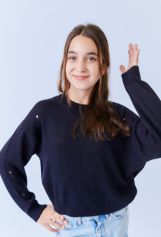 Czarny sweter dziewczęcy z dziurami – streetwear look