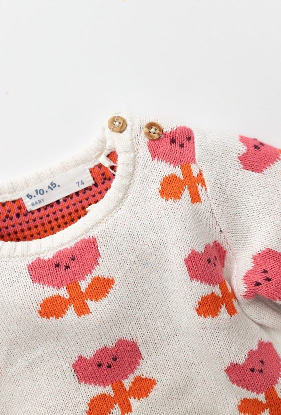 Ecru sweter niemowlęcy z żakardowym wzorem kwiatków