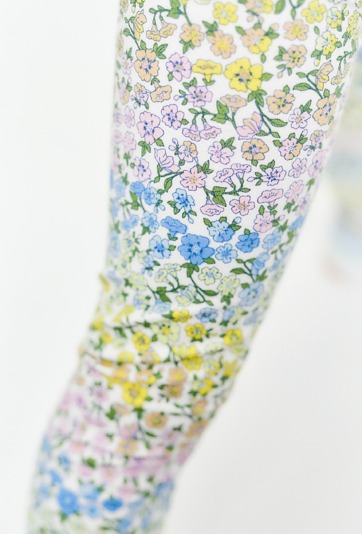 Kolorowe legginsy w drobne kwiaty