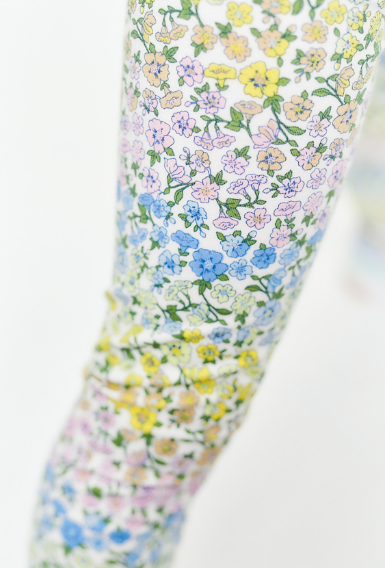 Kolorowe legginsy w drobne kwiaty