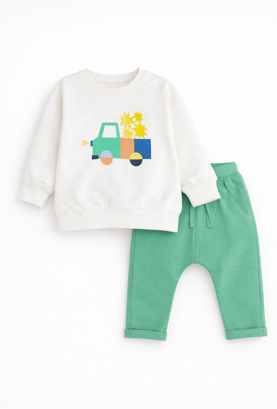 Komplet dresowy chłopięcy – zielone spodnie i bluza z haftem.