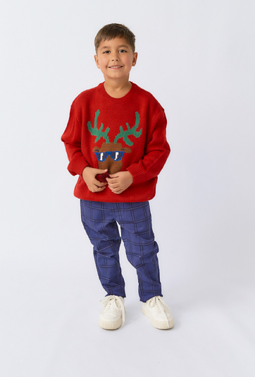 Czerwony sweter chłopięcy z reniferem i pomponem