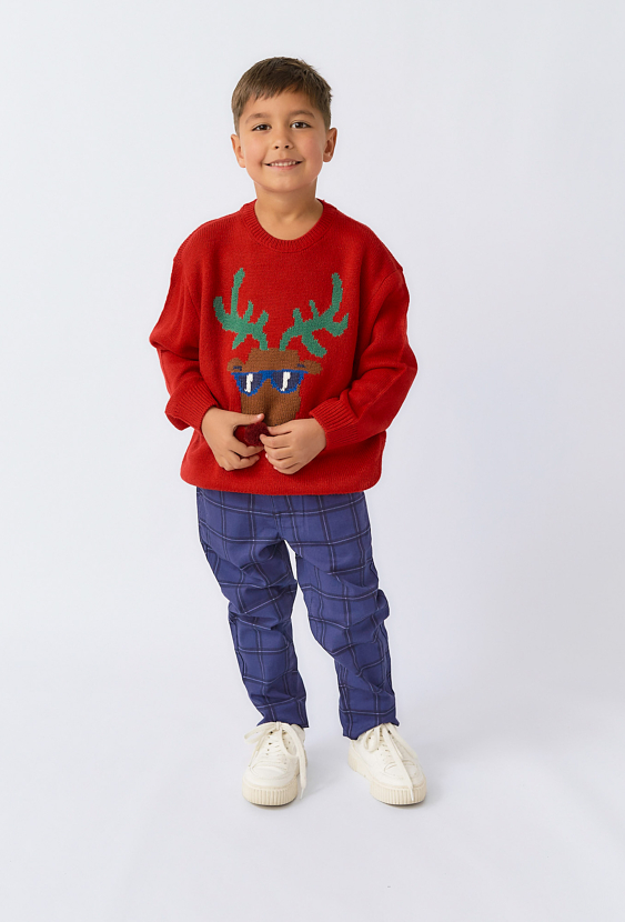 Czerwony sweter chłopięcy z reniferem i pomponem