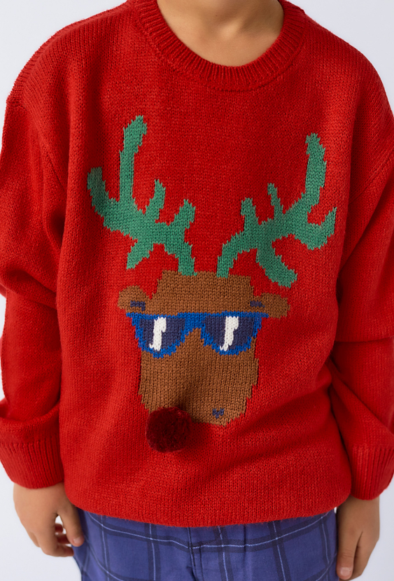 Czerwony sweter chłopięcy z reniferem i pomponem