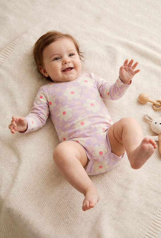 Body niemowlęce z długim rękawem w kwiatki – fioletowe