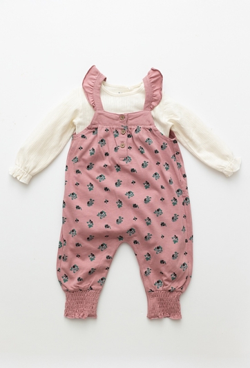 Komplet niemowlęcy – różowe ogrodniczki i kremowe body