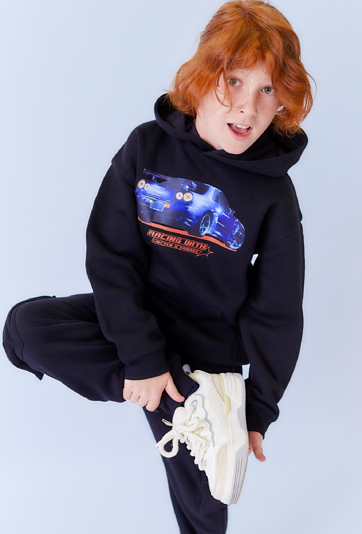 Czarna bluza chłopięca z kapturem i nadrukiem auta